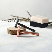 Load image into Gallery viewer, Rose Gold or Black Reusable Safety Razors w/ Natural Jute Travel Bag-4
