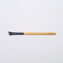 Load image into Gallery viewer, Angled Blending Bamboo Makeup Brush - Vegan, and Eco friendly-2
