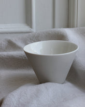 Load image into Gallery viewer, Tulā teacup and saucer-3
